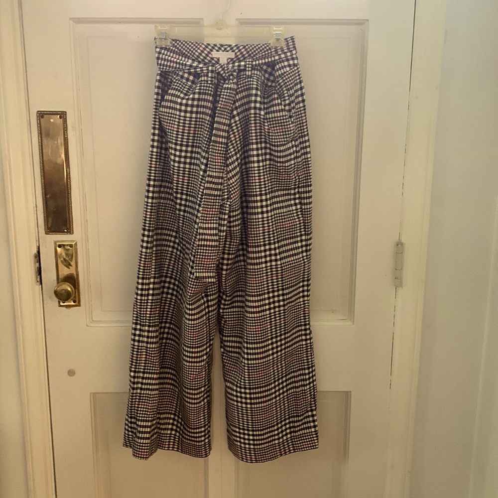 Wide-legged pants